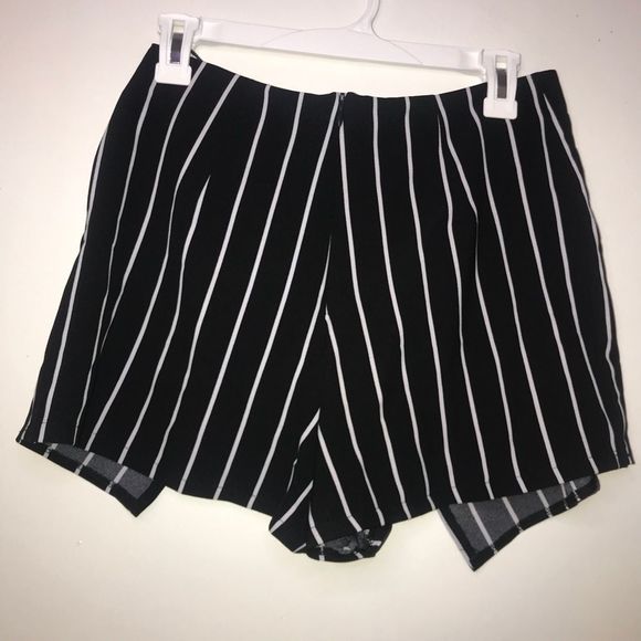 NWT LF black with stripes skort size M - Picture 4 of 9